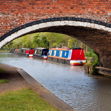 Learn how to handle a narrowboat